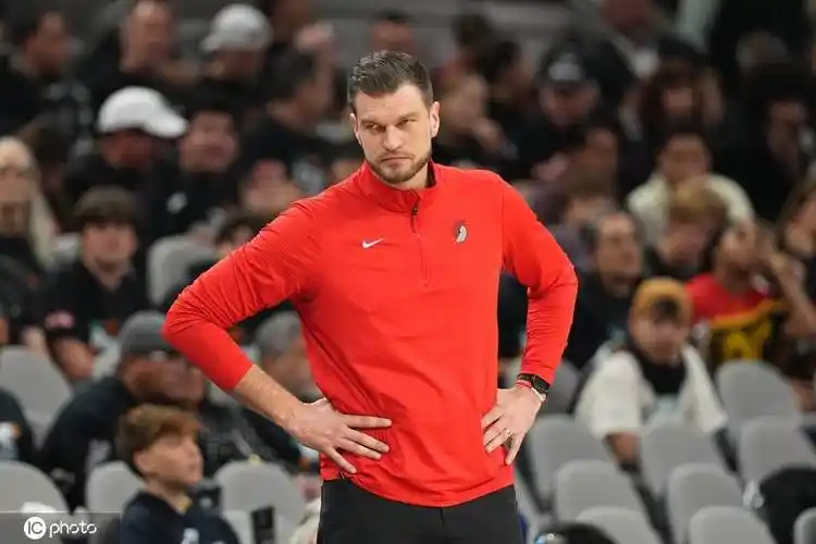 足坛新帅震动!前开拓者主帅斯普利特接掌公牛,欧洲教练登陆NBA引足球圈热议